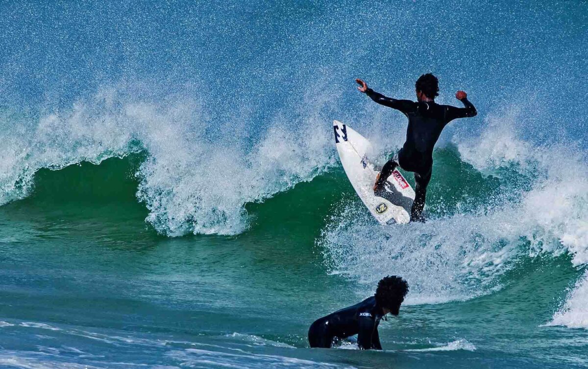 Dwaj surferzy na fali w RPA