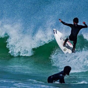 Dwaj surferzy na fali w RPA