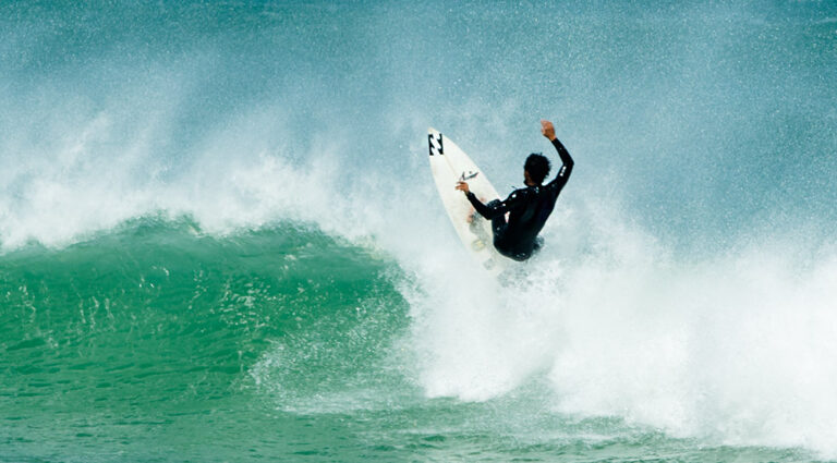 Surfer na fali