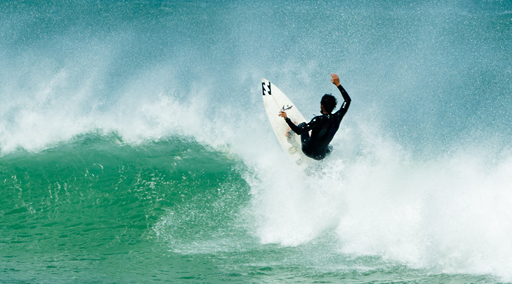 Surfer na fali